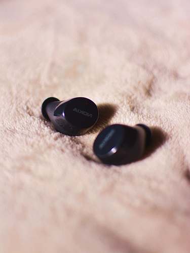 lens cap black round plastic on white textile nokia